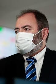 LE MINISTRE DE LA SANTÉ AU MASQUE